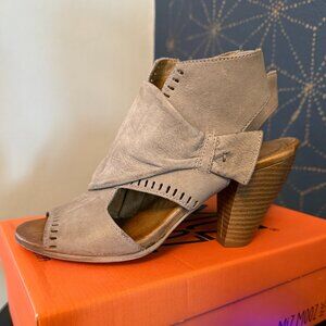 7.5 Miz Mooz, side zip, ankle boot